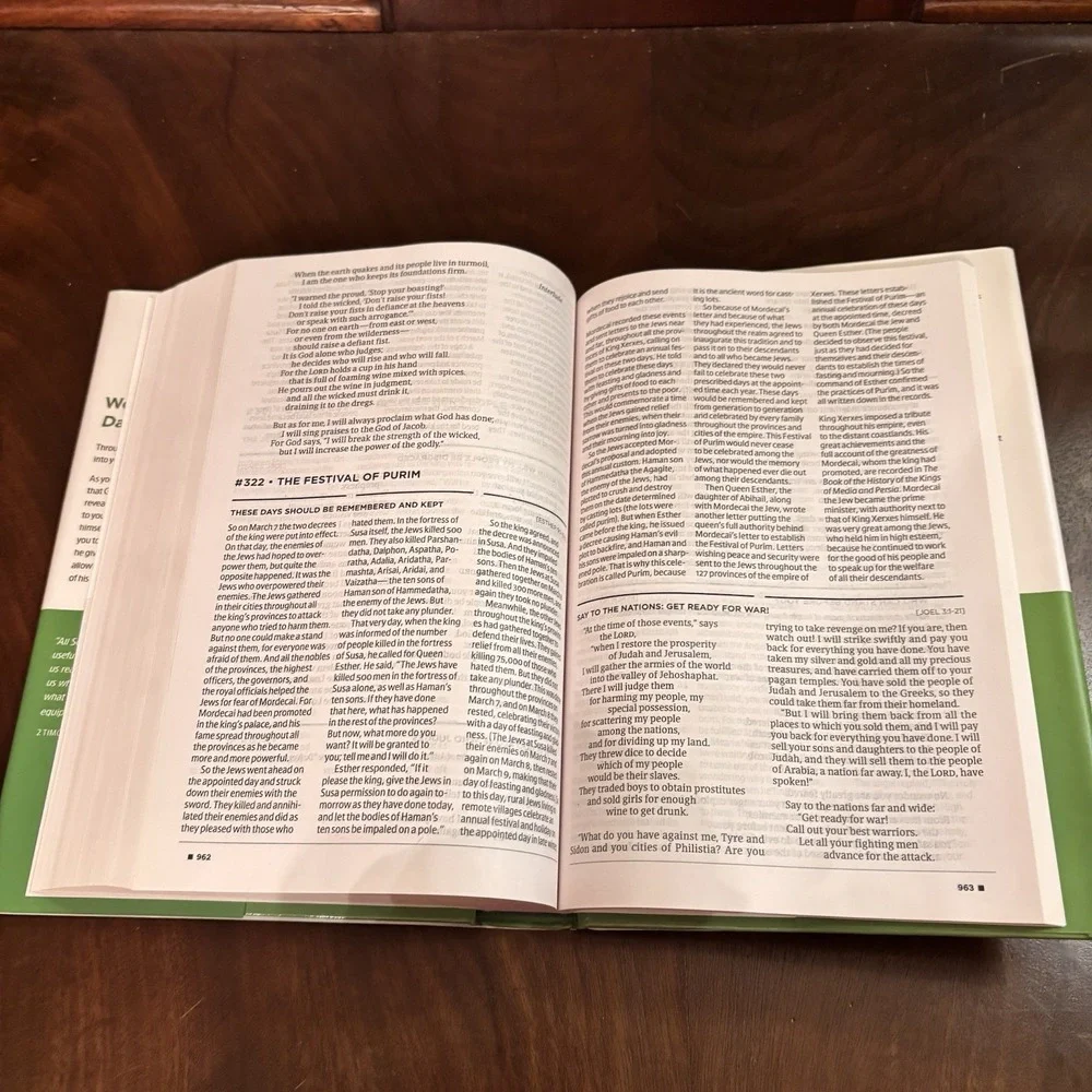 Daily‎ Reader's Bible NLT New Living Translation 365 Readings Tyndale HC 2015